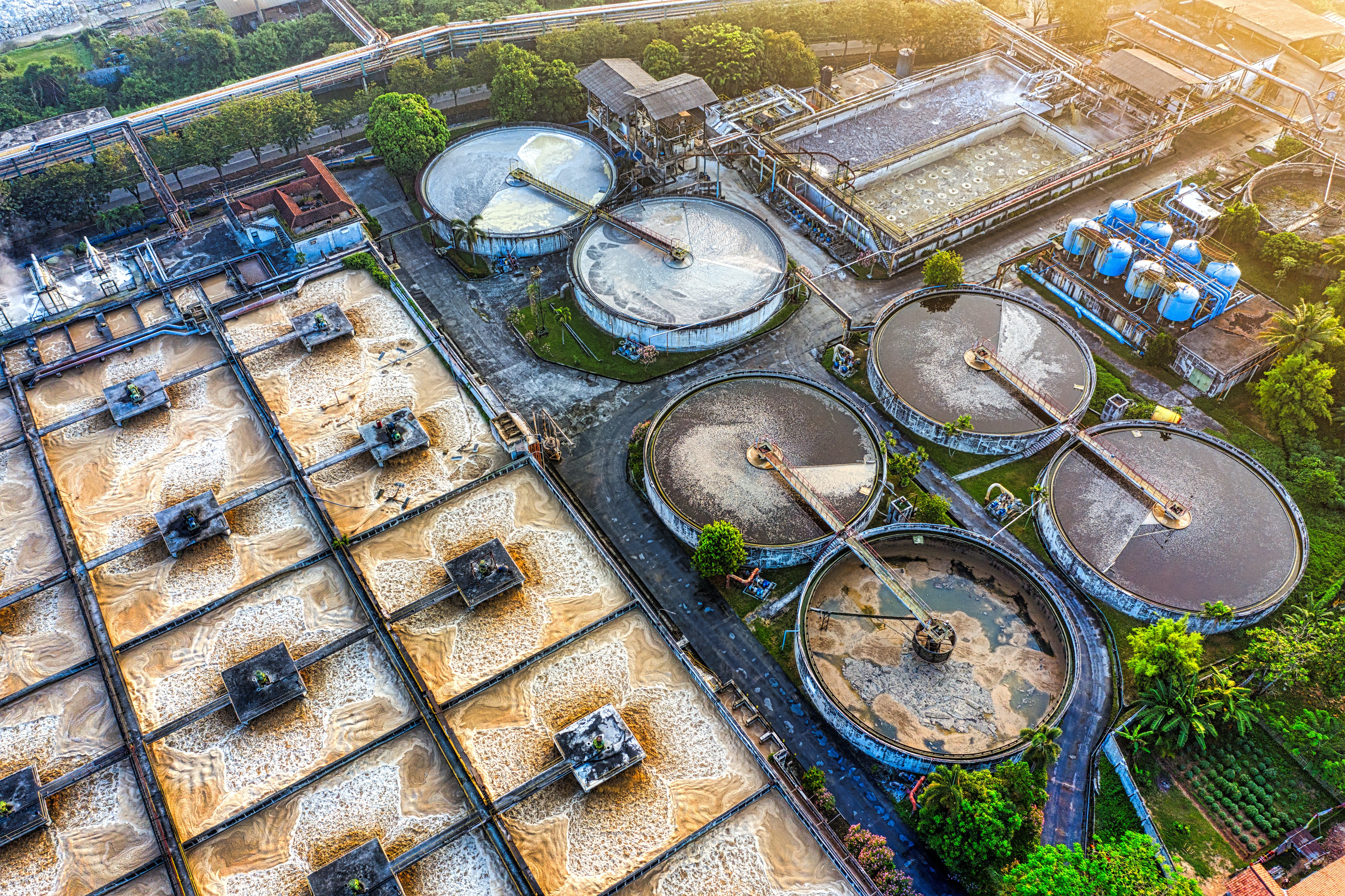 Water treatment plant with treatment tanks